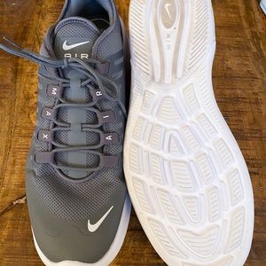 Men’s NIKE AirMAX.  Size US 11.5